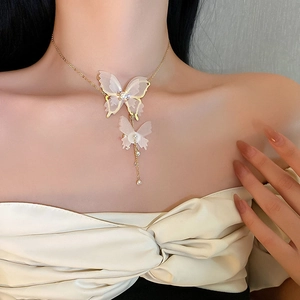 Elegante goldene Schmetterlingskette mit weißen Perlen und lichtdurchlässigen Anhängern