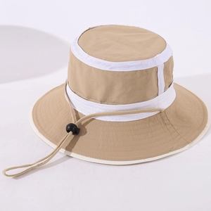 Détail d'un chapeau soleil bébé en tissu ripstop kaki avec cordon réglable