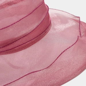 Gros plan d'un chapeau habillé en organza rose au style français et texture délicate