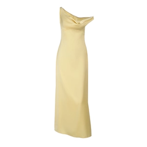 Détail de la robe longue élégante en satin jaune pâle à une épaule et texture soyeuse