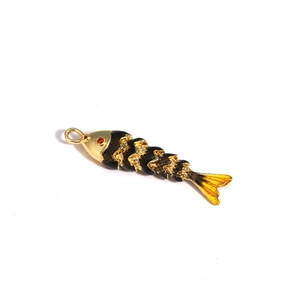 Pendentif carpe koï articulé avec finition dorée, écailles noires et queue ambre limpide