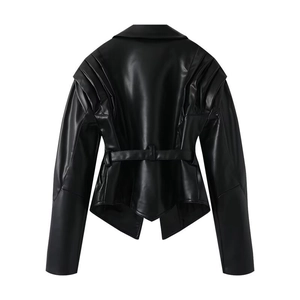 Vue arrière de la veste noire en similicuir avec ceinture et plis sur les épaules