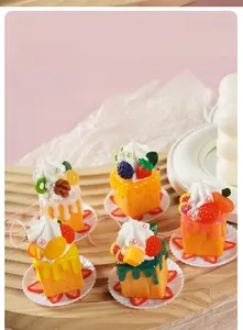 Miniatur PVC Spielzeugkuchen Schlüsselanhänger Set mit realistischen Früchten auf Holztablett
