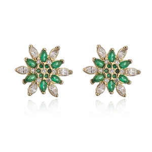 Dettaglio macro degli orecchini a fiore placcati oro 18K con zirconi verdi e trasparenti