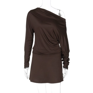 Vue détaillée de l'encolure asymétrique et du drapé sur cette robe marron chocolat
