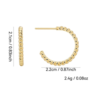 Chic twisted C-shaped earrings in gold-plated copper with size dimensions displayed