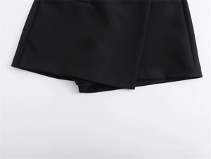 Detail des hochwertigen Webstoffs und des asymmetrischen Saums der schwarzen Hosenrock