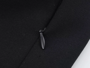 Vue détaillée de la fermeture éclair invisible sur le jupe-culotte plissée noire