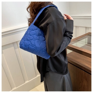 Sac fourre-tout bleu matelassé avec motifs de cœurs porté à l'épaule pour femme