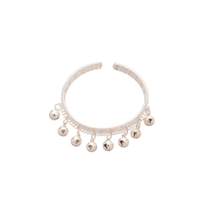 Bracelet jonc ouvert en argent avec clochettes suspendues et motifs gravés élégants