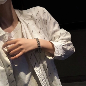Vue du poignet d'un bracelet gourmette cubain épais porté avec un style streetwear