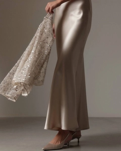 Detail eines eleganten champagnerfarbenen Satin-Meerjungfrau-Rocks mit seidiger Textur
