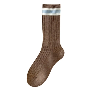 Calze in maglia a coste marroni con strisce blu e bianche su sfondo bianco pulito