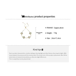 Détail du bracelet trèfle doré avec inserts en zircon vert et chaîne ajustable