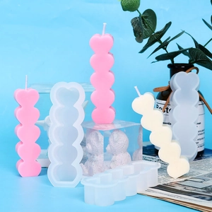 Dettaglio stampo in silicone per candele a 5 cuori con candele a colonna fai-da-te