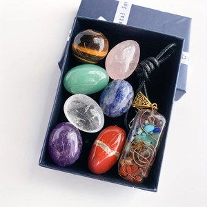 Coffret de 7 cristaux de guérison naturels et pendentif artisanal dans une boîte bleue