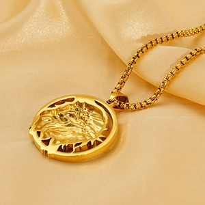 Collana con medaglione a rilievo 3D in acciaio al titanio placcato oro 18K su seta champagne