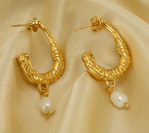 Détails des boucles d'oreilles dorées en U avec texture relief et perles blanches