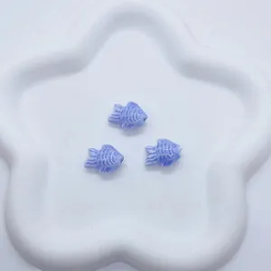Tre perline a forma di pesce in ceramica azzurra con strisce per gioielli fai-da-te