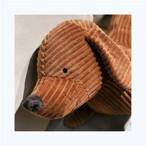 Gros plan d'une peluche teckel en velours côtelé marron montrant la texture rayée