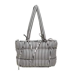 Sac fourre-tout matelassé moderne à rayures noires et blanches avec nœuds