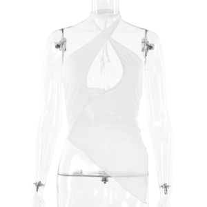 Détail du top blanc dos nu avec découpe sexy et ourlet asymétrique sur mannequin