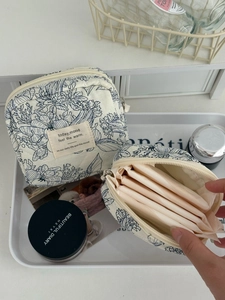 Mini pochette matelassée fleurie pour serviettes hygiéniques avec motifs de fleurs bleues