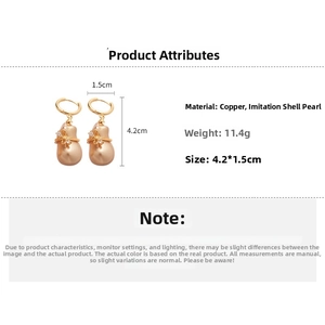 Vue détaillée des boucles d'oreilles nœud plaquées or 18 carats avec perles et dimensions