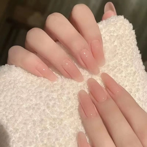 Glanzende verloop nude roze ovale kunstnagels met een natuurlijke jelly afwerking