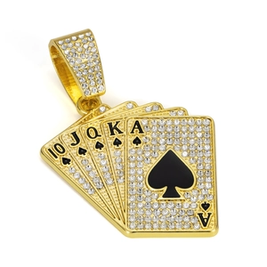 Detail van hiphop poker hanger met iced-out spades royal flush en goudkleurige plating