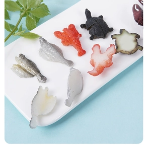 Dettaglio di modelli di frutti di mare in miniatura in PVC con aragosta e pesci DIY