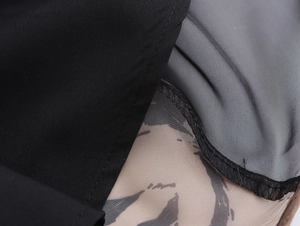 Vue macro détaillée de la texture du tissu organza noir avec coutures et doublure de qualité
