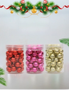 Primo piano di mini palline di Natale da 1,5cm in rosso, rosa e oro in tubi cilindrici