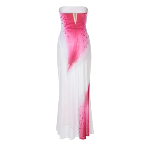 Détail de la robe en tulle à imprimé floral avec des coups de pinceau roses abstraits