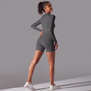 Dettaglio del design sportivo elasticizzato su una tuta intera da fitness grigio scuro
