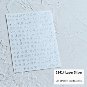 Gedetailleerde holografische zilveren 3D nagelstickers met elegante cursieve letters