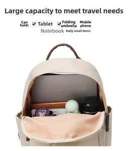 Vista interior que muestra la gran capacidad de la mochila de nailon beige con accesorios