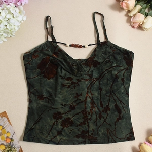 Detailansicht des V-Ausschnitt-Tops mit Vintage-Blumenmuster und Perlenverzierung am Dekolleté