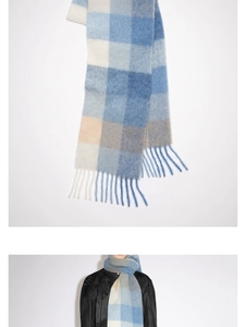 Détail de l'écharpe à carreaux bleu et beige avec franges et texture mohair douce