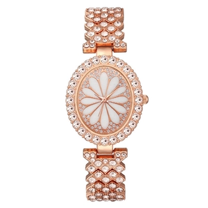 Montre femme en or rose avec lunette en strass et cadran à motif floral marguerite