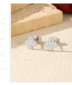 Detailed shot of 925 sterling silver club clover earring with sparkling moissanite stone