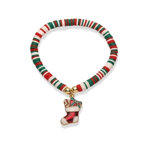 Vue détaillée d'un bracelet de Noël en perles de polymère avec pendentif de chaussette