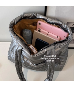 Sac fourre-tout matelassé argenté montrant l'espace intérieur pour tablette et parapluie