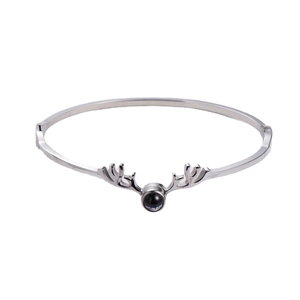 Bracciale minimalista in acciaio al titanio argento con corna di cervo e gemma nera