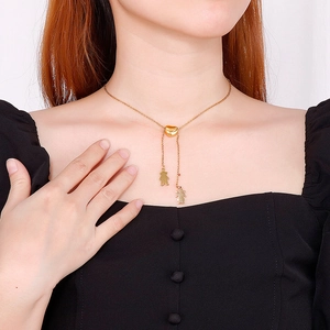 Collier en acier doré avec perle cœur et pendentifs garçon-fille sur mannequin