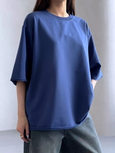 Dettaglio della maglietta in cotone pesante blu navy che mostra la trama e la silhouette