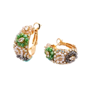 Boucles d'oreilles C dorées rétro avec perles vertes, blanches et cristaux sur fond blanc