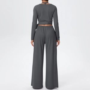 Détail du lien croisé et de la taille haute sur un ensemble de yoga gris foncé