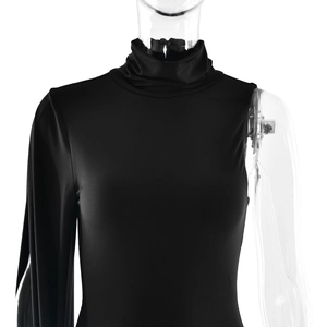 Détail de la robe moulante noire asymétrique à une manche avec une coupe élégante