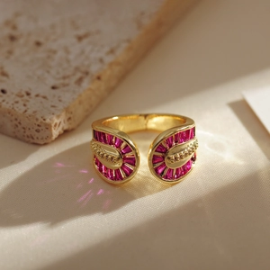 Double-layered gold-plated ring with fuchsia zircon fan arrangement and open band